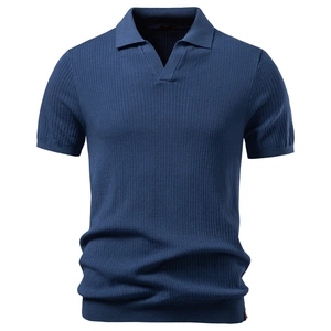 Détail du polo en maille côtelée bleu marine avec un col en V de style rétro sans bouton