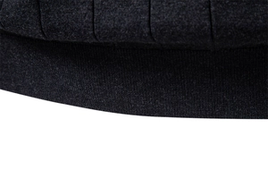 Détail de l'ourlet côtelé et des coutures verticales d'un t-shirt en coton noir