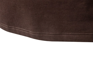 Détail de l'ourlet du t-shirt marron en coton d'ammoniac liquide avec couture à double aiguille