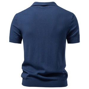 Détail d'un polo en maille bleu marine avec texture à fines côtes verticales et coupe slim