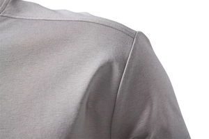 Détail de la couture de l'épaule sur un t-shirt en coton de qualité supérieure gris clair