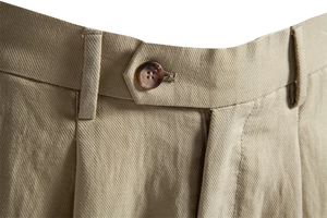 Detail of khaki Lyocell cotton shorts featuring resin buttons and belt loops