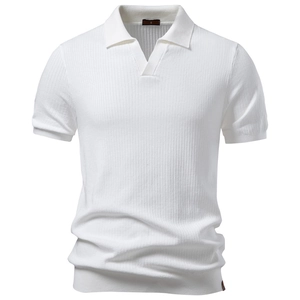 Détail d'un polo en maille blanche avec texture à rayures verticales et col de type Johnny