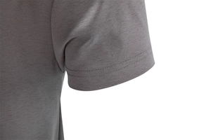 Détail de la manche d'un t-shirt en coton gris foncé avec surpiqûre à double aiguille