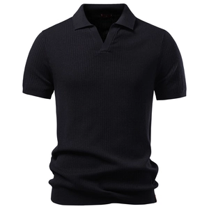 Détail d'un polo noir en maille avec texture verticale et col en V décontracté pour hommes