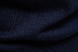 Macro del tessuto polo in maglia blu navy con dettagli a coste e trama traspirante