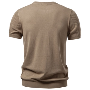 Détail du dos montrant la texture en maille fine du polo pour homme de couleur marron clair
