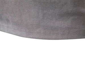 Gros-plan sur l'ourlet à double couture d'un t-shirt en coton gris-brun de haute qualité