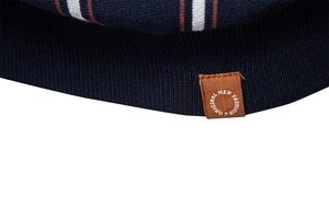 Dettaglio dell'orlo a coste della polo in maglia blu con strisce arancioni e bianche e logo