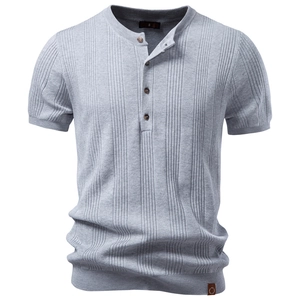 Détail du t-shirt Henley gris clair avec texture côtelée, boutons et écusson en cuir
