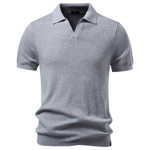 Détail du polo en maille côtelée grise avec col en V ouvert et texture douce et souple