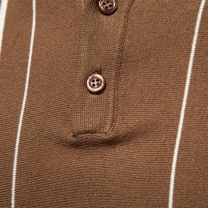 Polo en maille marron pour homme avec rayures verticales blanches et détail à boutons
