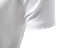 Gros plan détaillé du revers à double surpiqûre d'un t-shirt blanc en coton de haute qualité