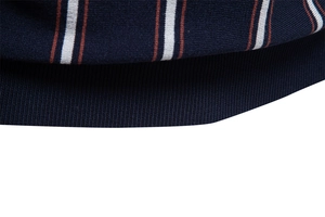 Dettaglio polo in maglia blu scuro con righe verticali e bordo a costine