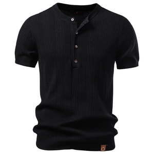 Détail d'un t-shirt Henley noir en maille côtelée avec patte de boutonnage et écusson
