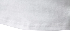 Vue détaillée de l'ourlet à double couture sur un t-shirt en coton blanc de qualité