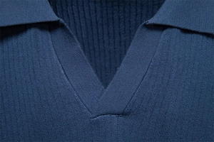 Détail du col Polo en tricot bleu marine montrant la texture fine du tissu