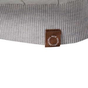 Détail de l'ourlet en maille côtelée de ce t-shirt en coton gris clair avec étiquette