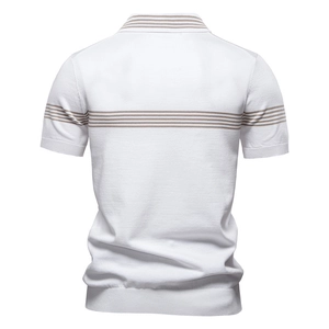 Polo en tricot blanc avec rayures marron sur le col et la poitrine, haut manches courtes