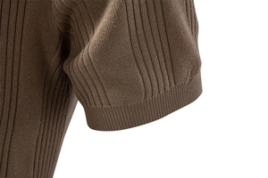 Vue macro détaillée du poignet en maille côtelée marron d'un polo pour homme en soie glacée