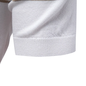 Polo en maille blanche pour homme avec rayures marron et poignets côtelés pour l'été