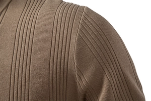 Vue détaillée de la couture d'épaule et de la texture en maille côtelée du polo homme