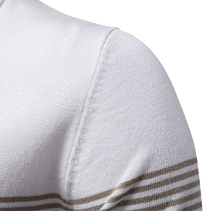 Gros plan d'un polo en maille blanche avec rayures et coutures d'épaule de qualité