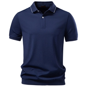 Marineblaues Herren-Poloshirt aus Tencel mit weißen Kontraststreifen an Kragen und Ärmeln