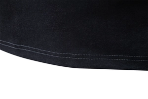 Vue macro détaillée de l'ourlet à double couture sur un t-shirt noir en coton liquide