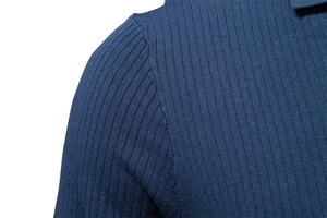 Gros plan détaillé du polo en maille bleu foncé montrant la texture côtelée et le col