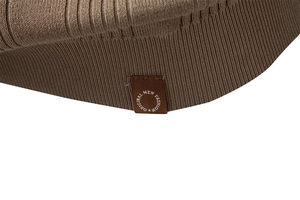 Détail d'un polo en maille marron café montrant la texture côtelée et l'étiquette
