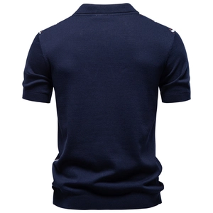 Polo da uomo in maglia blu scuro con strisce tricolori vista posteriore