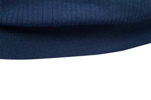 Vue détaillée du bord-côte sur un polo de bureau en maille fine bleu marine