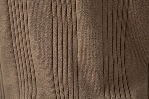 Vue macro détaillée de la texture en maille côtelée marron café du polo pour homme