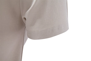 Détail de l'ourlet de manche de t-shirt en coton ammoniaqué avec double couture robuste