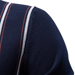 Polo uomo in maglia stile business casual blu navy con trame a righe e dettagli di qualità