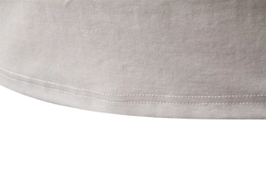 Détail macro de l'ourlet d'un t-shirt gris clair avec finition couture à double aiguille