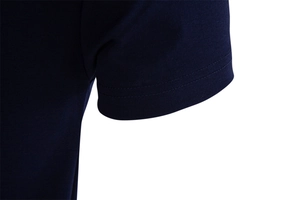 Gros plan détaillé des poignets à double couture sur le t-shirt en coton bleu marine de qualité