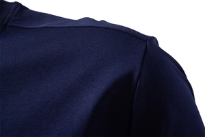 Détail de la couture d'épaule d'un t-shirt homme en coton liquide de couleur bleu marine
