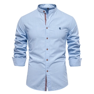 Chemise homme en lin de coton bleu clair avec col officier et détails rayés