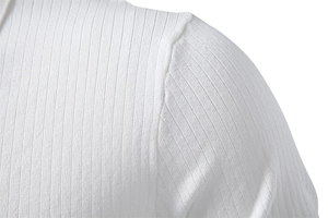 Vue macro détaillée de la couture d'épaule en tricot côtelé sur un polo blanc de qualité