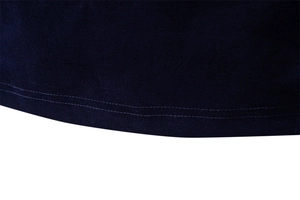 Gros plan des coutures à double aiguille sur l'ourlet du T-shirt homme bleu foncé de qualité