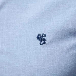 Chemise homme en coton et lin bleu clair avec broderie YS sur un tissu de qualité