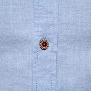 Chemise homme en coton bleu clair avec texture tissée et boutons gravés style décontracté