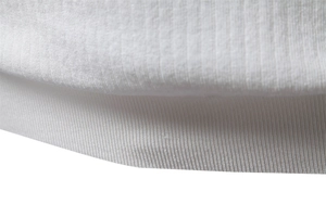 Vue macro détaillée du tissu en maille côtelée blanche élastique pour polo de luxe