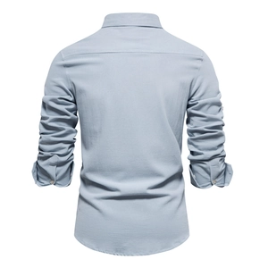Vue arrière d'une chemise décontractée en coton pour homme avec détails d'épaule et d'ourlet