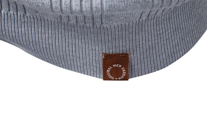 Gros plan sur le tissu en maille côtelée grise et l'étiquette en cuir du polo shirt