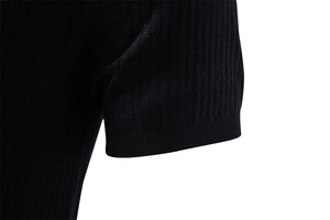 Vue macro détaillée des poignets et de la couture latérale d'un polo en maille noire