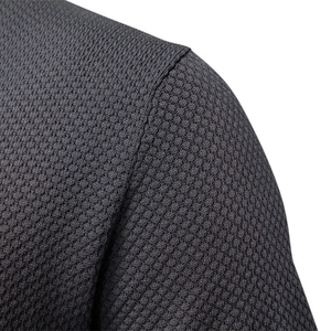 Polo gris foncé en maille ananas avec des détails de couture sur les épaules