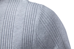 Gros plan sur la texture en maille côtelée gris clair et couture d'épaule du polo